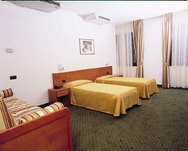 Hotel Serenella Gazzaniga Habitación foto